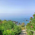 Apartment Elegant 150m From The Scalea